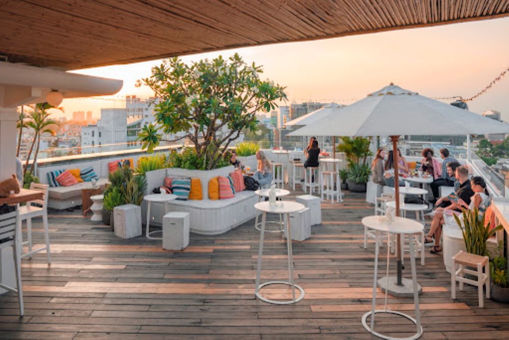 Nhà hàng Banana Mama Rooftop Bar & Kitchen Saigon nổi bật với phong cách thiết kế nhiệt đới rực rỡ 
