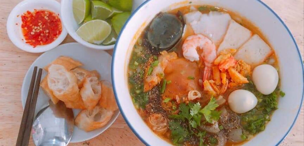 Bánh canh cua Linh là một địa chỉ quen thuộc của người dân Sài Gòn