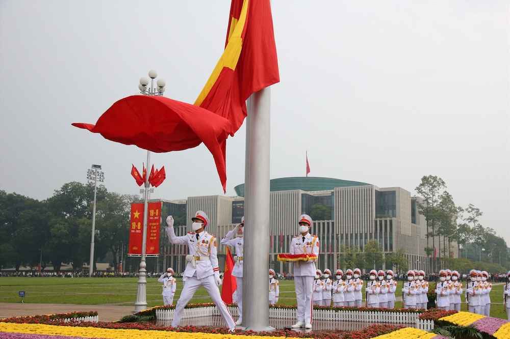 Tiêu binh đưa lá cờ lên cao trong buổi lễ 