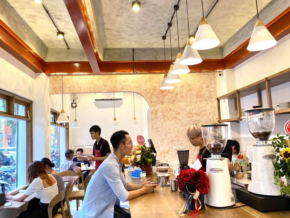 Không gian tầng 1 quán cafe Hermanas Khúc Hạo 