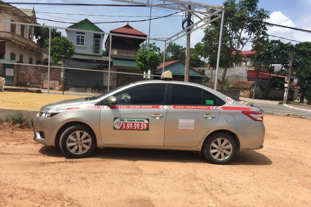 Khách hàng có thể đặt xe taxi Thịnh Hưng theo hotline 0211.3.59.59.59 (Ảnh: Sưu tầm Internet)