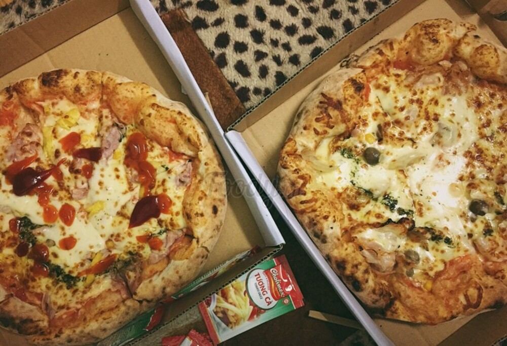 Pizza hấp dẫn với nhân và phô mai đầy đặn của quán 