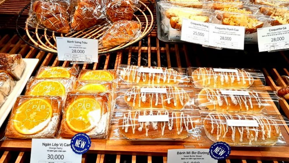 Paris Baguette Cao Thắng gây ấn tượng với thực đơn đa dạng về bánh.