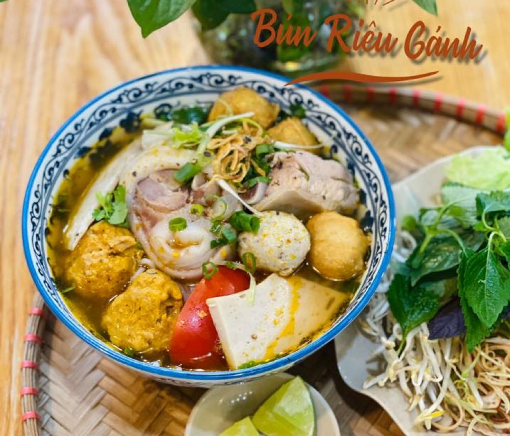 Thưởng thức tô bún bò ú ụ topping tại Quán Gánh Bún 