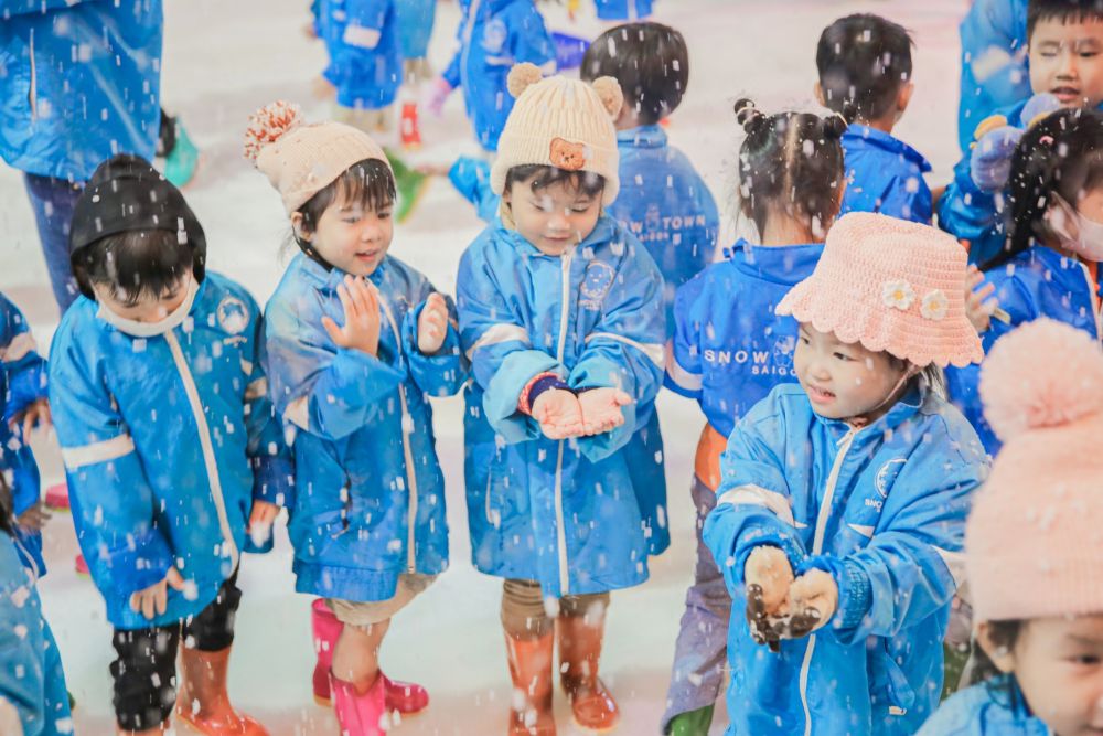 Các bé chơi trượt tuyết tại Snow Town Quận 2 (Ảnh: Khu Vui Chơi Snow Town Sài Gòn)