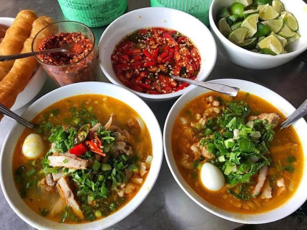 Bánh canh Đà Nẵng là một món ăn đặc sản được nhiều người yêu thích 
