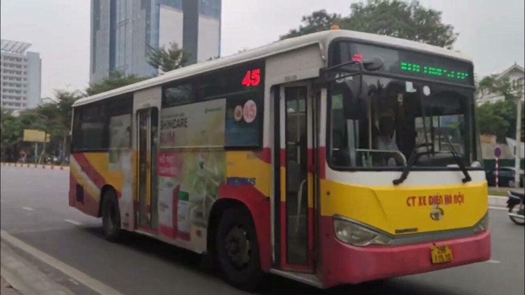 Xe bus thường được ưu tiên vì giá rẻ và tiện lợi