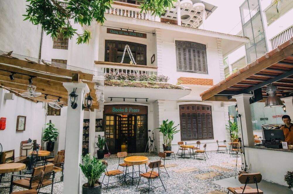 Không gian của Tiny Cafe tại Hoàng Hoa Thám