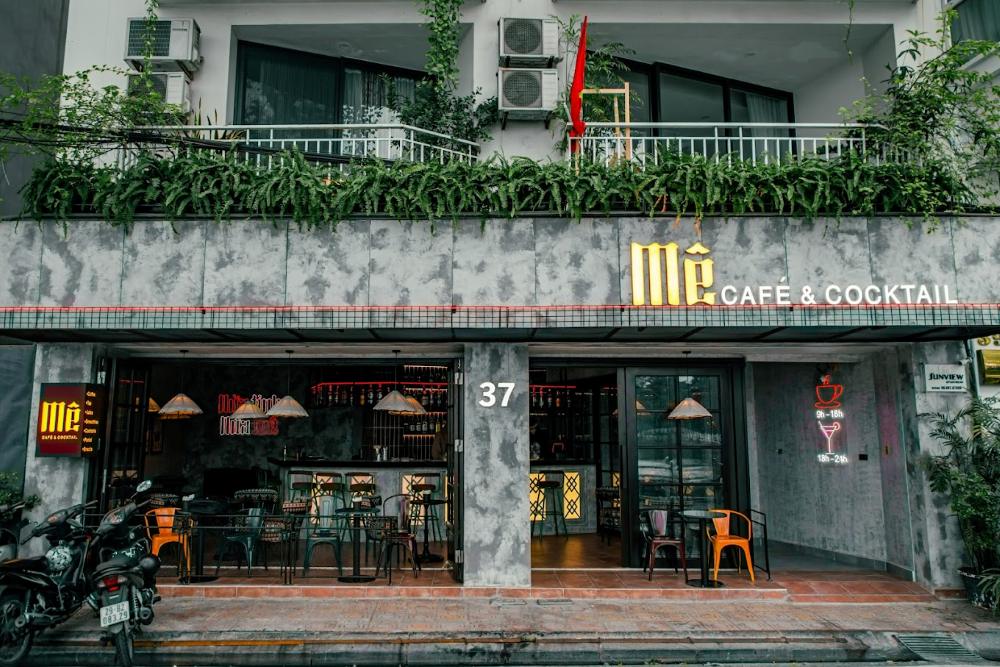 Quán Mê Café & Cocktail được thiết kế hiện đại với quầy bar rộng