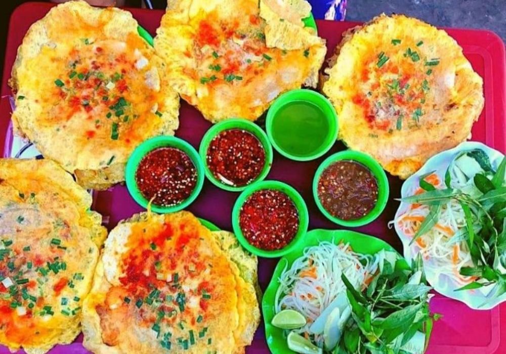 Một phần bánh ép đặc biệt đầy đủ topping chỉ có giá 60.000 VND ở One Food (Ảnh: Sưu tầm Internet)