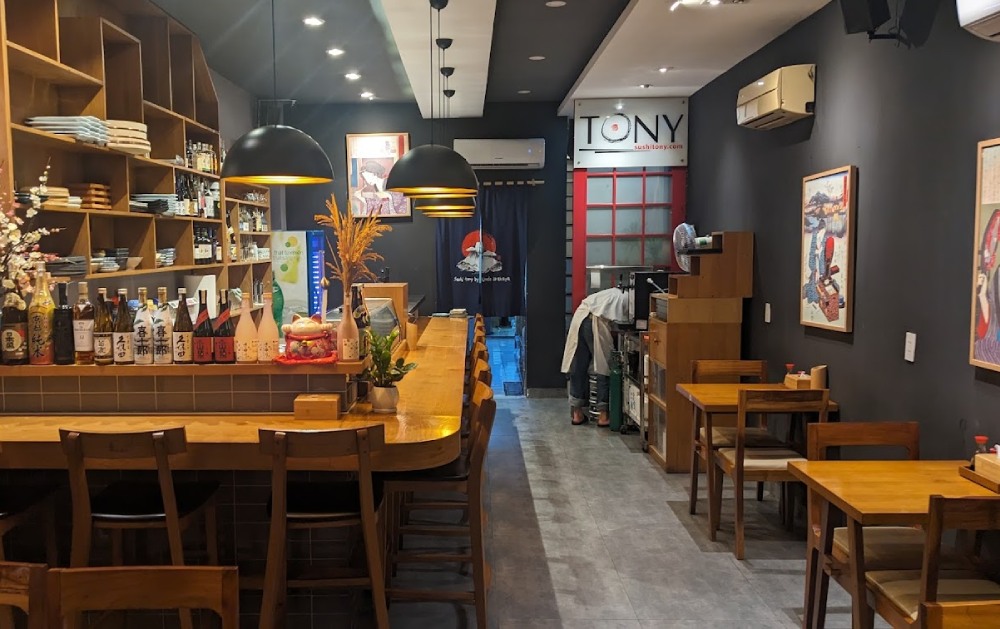 Sushi Tony không quá rộng rãi nhưng vẫn tạo cảm giác thoải mái cho thực khách