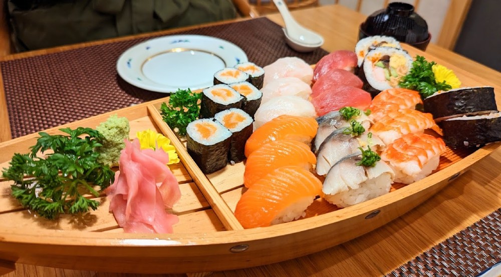 Một combo sushi tại nhà hàng Sushi World 