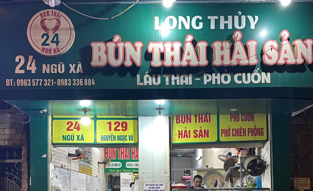 Bên ngoài quán bún Thái hải sản Long Thuỷ