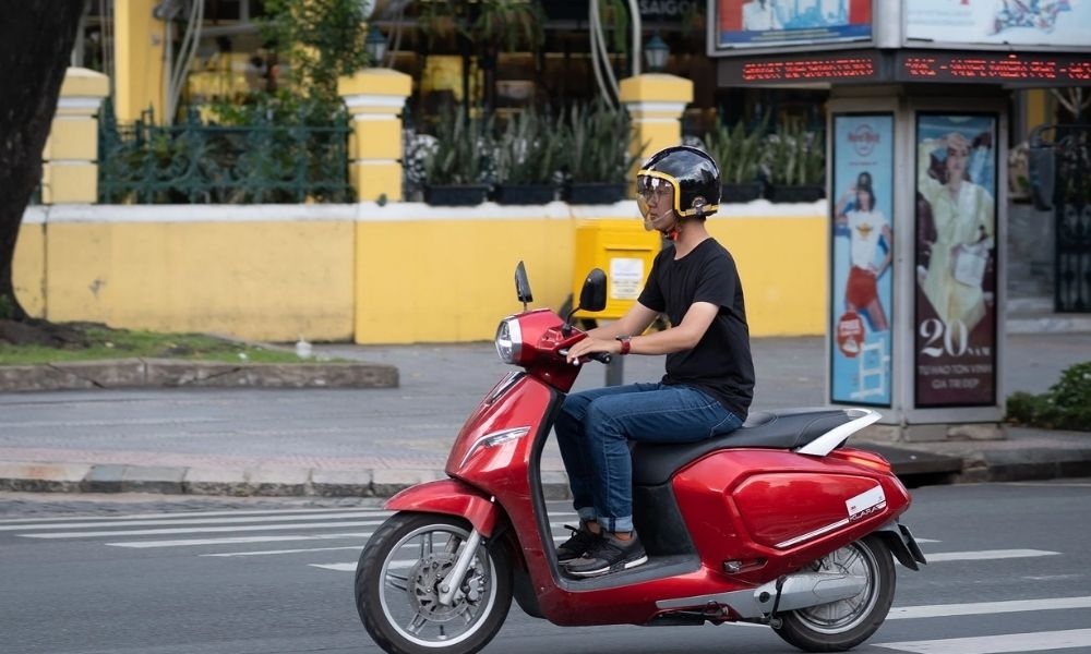 Người dân sử dụng xe máy để ghé thăm các chùa tại Quận 1