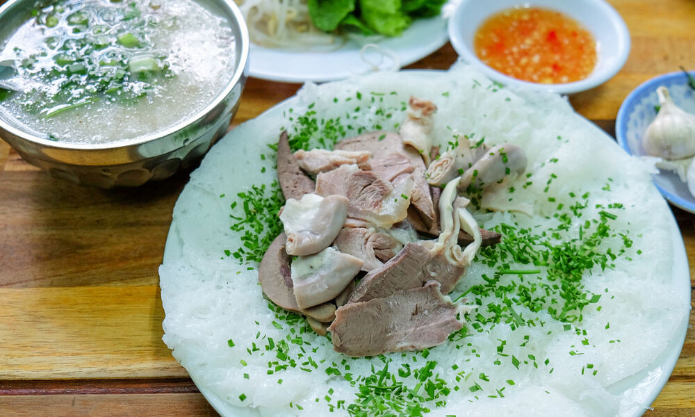 Bánh hỏi lòng heo với bánh hỏi trắng tinh, lòng heo thơm ngon và rau sống xanh mướt (Ảnh: Sưu tầm internet)