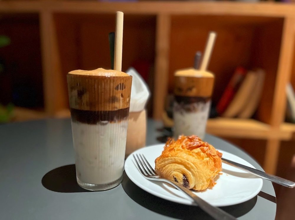 Bạc xỉu kết hợp cùng bánh croissant 