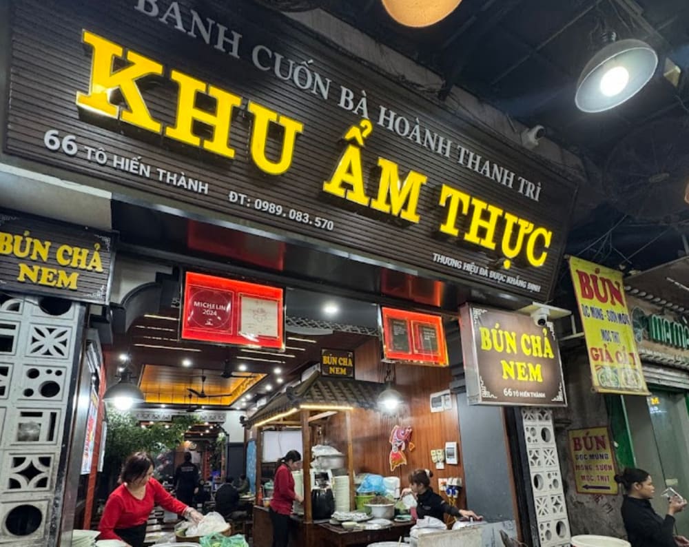 Không gian quán bánh cuốn Bà Hoành (Ảnh: Sưu tầm Internet)