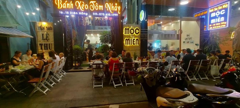 Quán bánh xèo tôm nhảy Mộc Miên với không gian rộng lớn, thoáng mát (Ảnh: Sưu tầm internet)