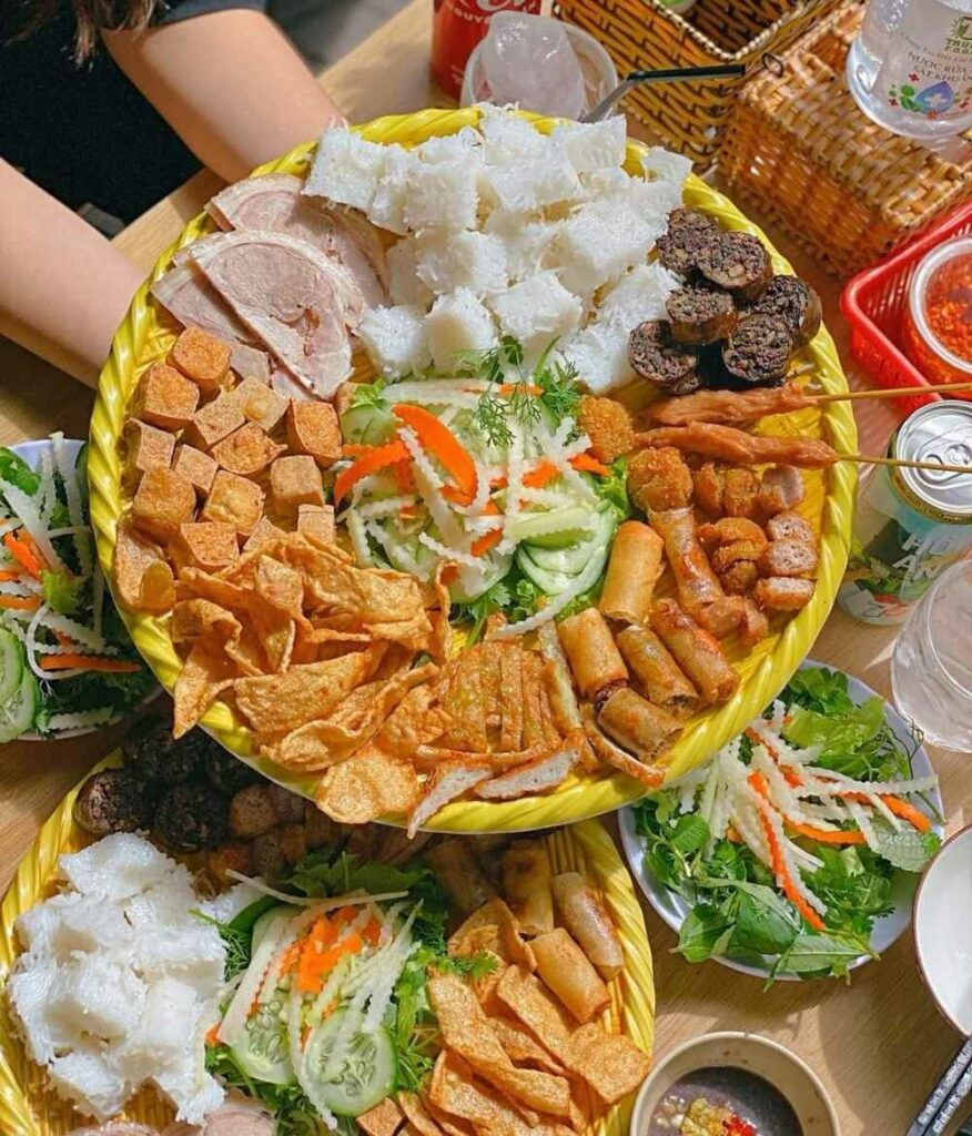 Mẹt bún đậu mắm tôm full topping được chiên giòn tại quán (Ảnh: Sưu tầm internet)