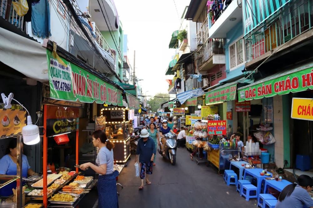 Nếu bạn muốn khám phá ẩm thực Sài Gòn thì đừng quên ghé qua chợ đêm Hồ Thị Kỷ