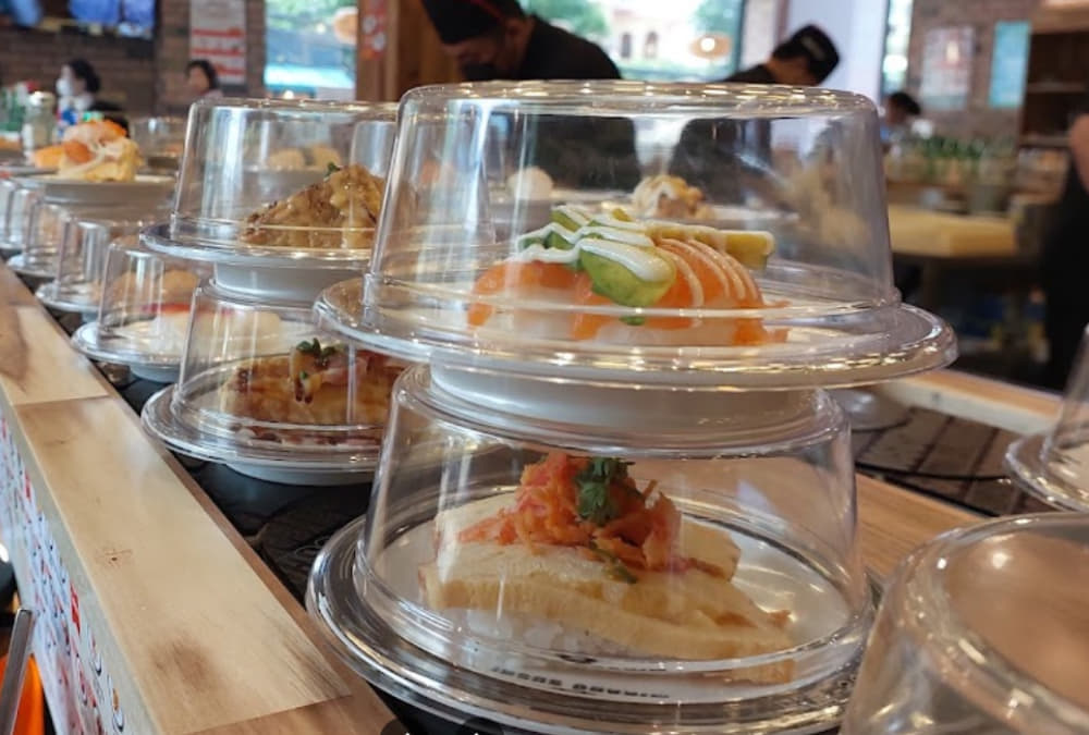 Nhà hàng Mikado phục vụ sushi băng chuyền (Ảnh: Sưu tầm Internet)