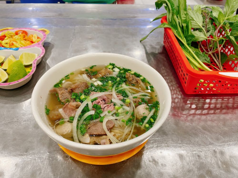 Bát phở thơm ngon với nhiều topping tại Phở Thắng 