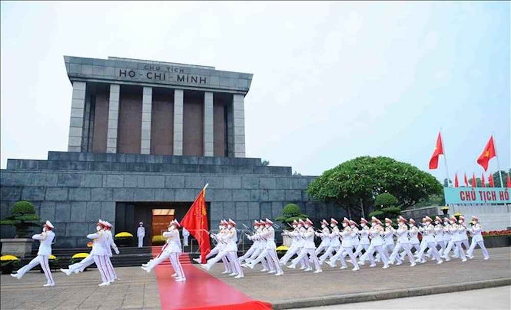 Đoàn quân bước đi cùng với giai điệu của bài hát quốc "Tiến bước dưới quân kỳ" 