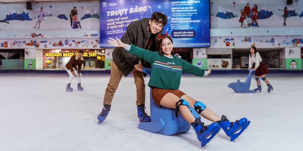 Vincom Ice Rink là địa điểm hẹn hò ở Sài Gòn dành cho các cặp đôi yêu thích bộ môn trượt băng 