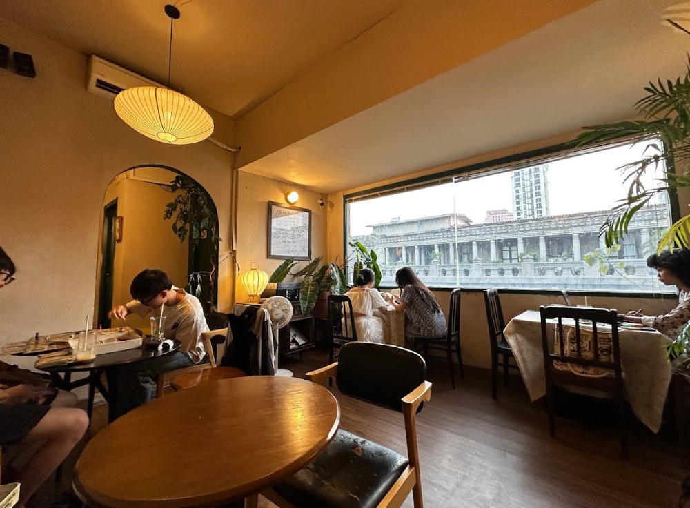 Không gian mang đậm phong cách cổ điển của quán cà phê yên tĩnh Quận 1 Mockingbird Cafe