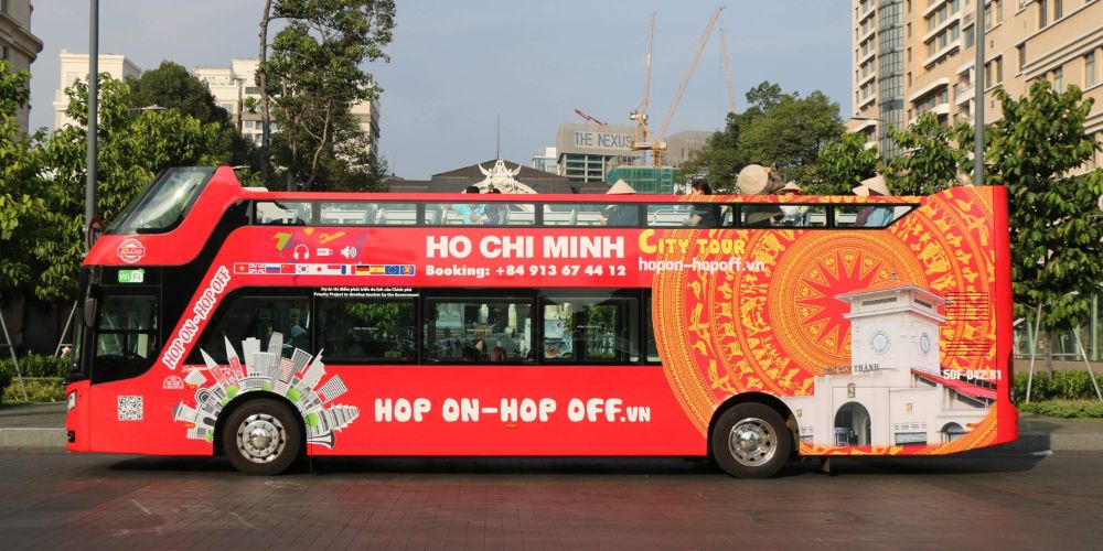 Xe buýt Hop On Hop Off là nơi các cặp đôi được trải nghiệm thành phố từ trên cao