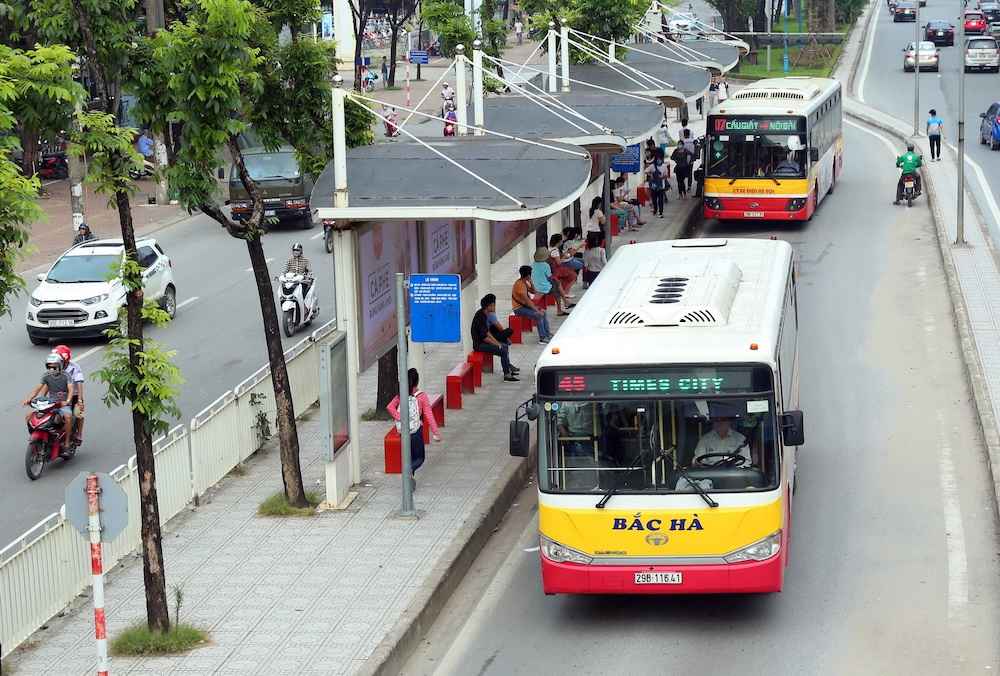 Di chuyển bằng xe buýt đến nhà sách Trí Tuệ Giảng Võ 