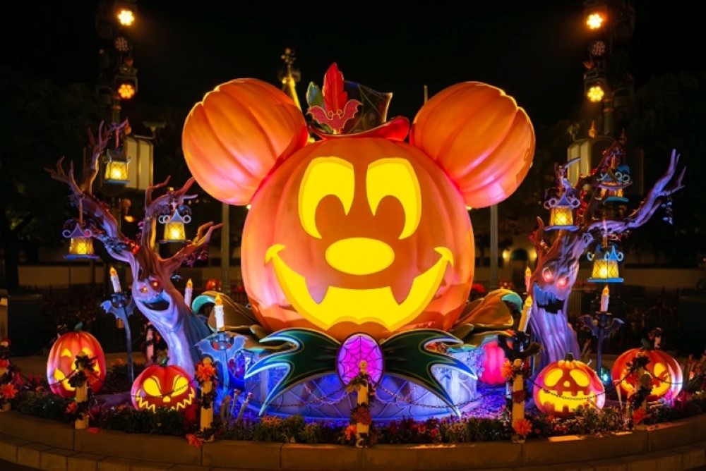 Các tác phẩm mùa Halloween được trang trí sáng tạo và đầy rùng rợn (Ảnh: Báo Pháp Luật)