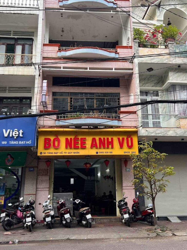 Quán bò né Anh Vũ với không gian bình dân, gần gũi (Ảnh: Sưu tầm internet)