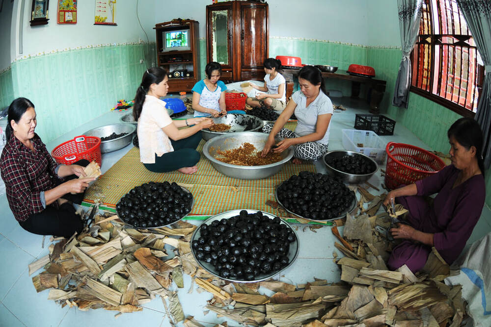 Các công đoạn làm bánh ít lá gai truyền thống: nhào bột, gói bánh, hấp bánh (Ảnh: Sưu tầm internet)