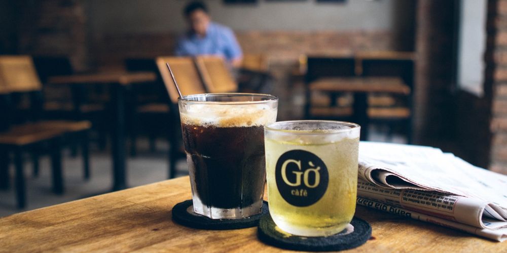 Cà phê đen cùng tờ báo mới là hình ảnh thường gặp tại Gờ Cafe 
