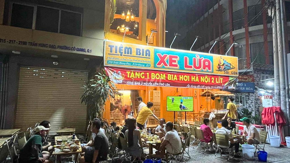 Không gian Tiệm Bia XE LỬA được thiết kế đậm chất hoài cổ.