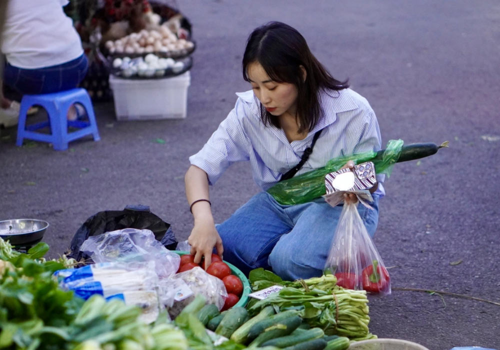 Khéo léo mặc cả để mua được đồ tốt với giá phải chăng tại chợ sinh viên Cầu Giấy