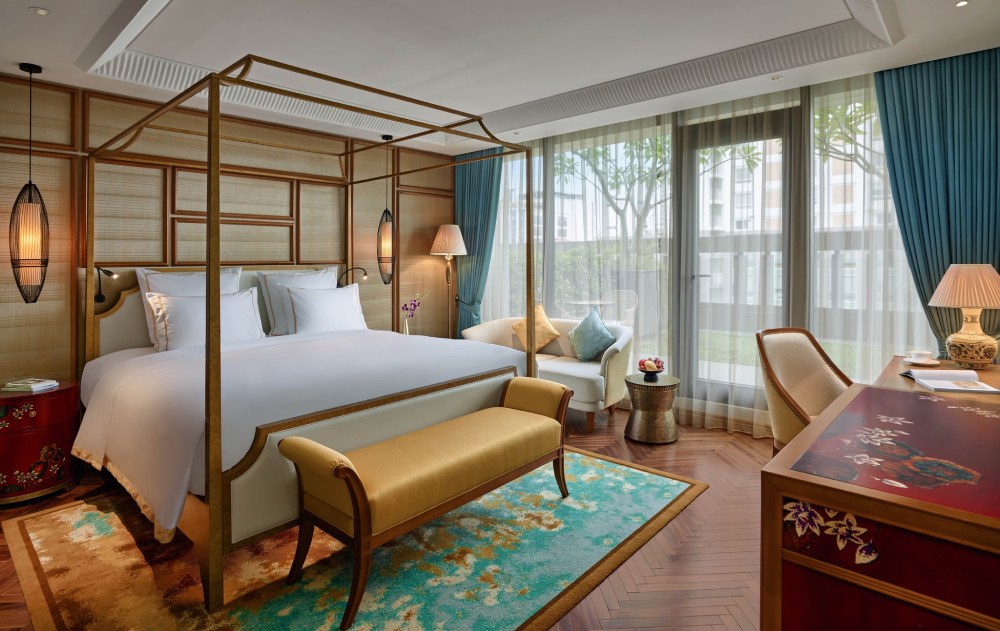 Một phòng ngủ tiện nghi được trang trí theo phong cách Á Đông của Grand Mercure Hanoi