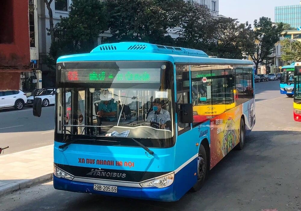 Bạn có thể bắt tuyến xe bus 02 để di chuyển đến chùa 