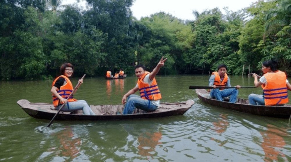 Du khách chèo thuyền trên sông – một trong những hoạt động thú vị tại khu du lịch (Ảnh: Sưu tầm Internet)