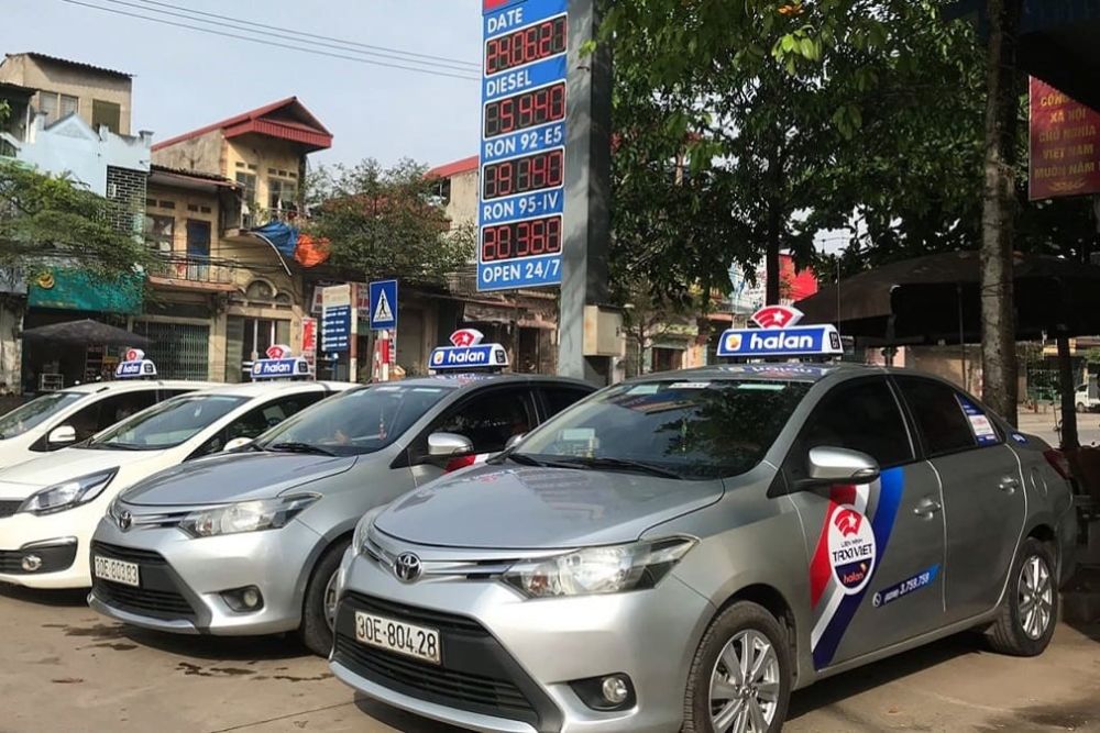 Bạn có thể dễ dàng đặt xe taxi Hà Lan qua số hotline 0280.3.73.73.73 (Ảnh: Sưu tầm Internet)