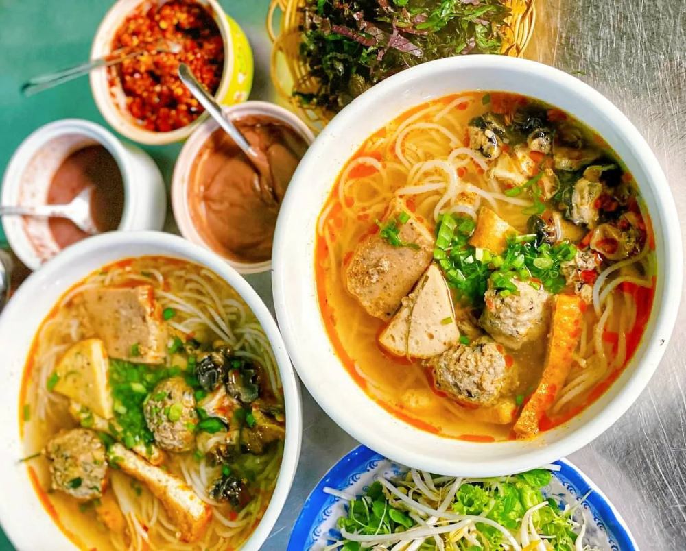 Tô bún riêu đầy ắp từ quán bún riêu cua đồng Út Phương