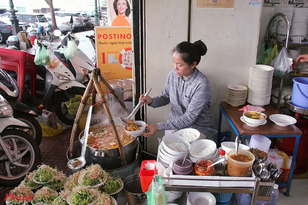 Chợ Bến Thành là điểm ăn vặt Quận 1 được nhiều người ưa thích 