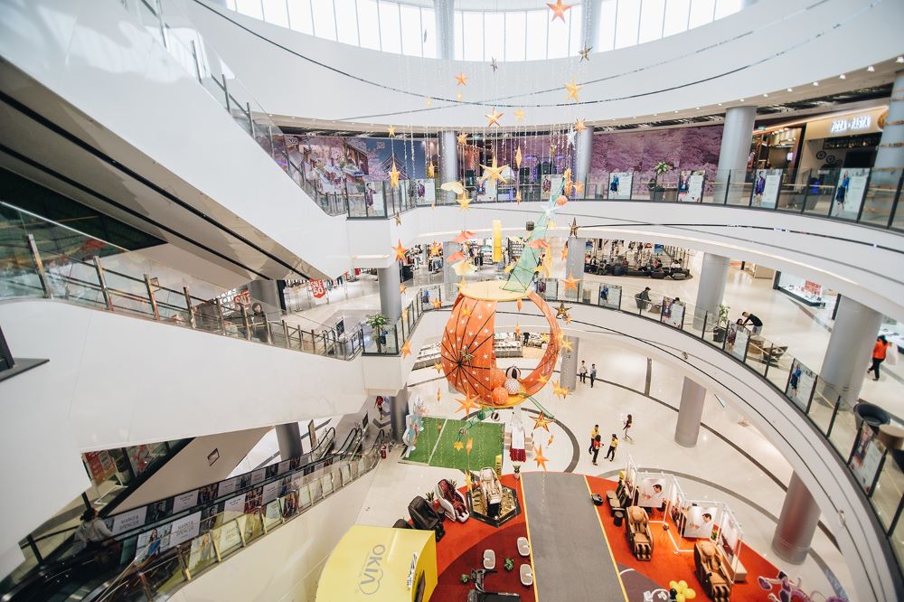 Các nhóm gia đình, bạn bè, cặp đôi thường đến Aeon Mall đi dạo, mua sắm vào các dịp cuối tuần (Ảnh: Sưu tầm Internet)