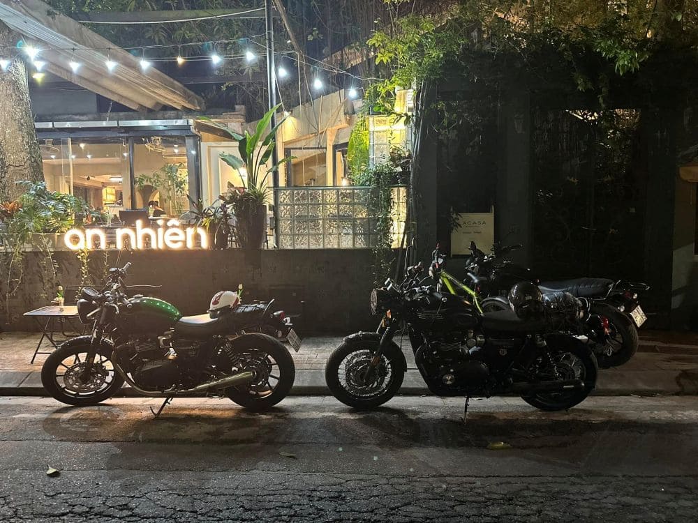 Không gian bên ngoài quán cafe An Nhiên Khúc Hạo 