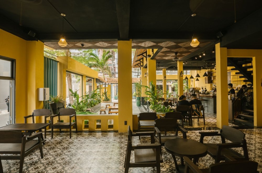 A Priori cafe được xây dựng theo phong cách làng quê xưa với tông vàng chủ đạo 