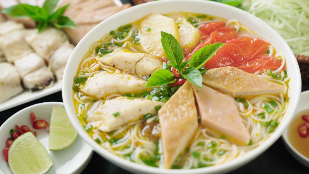 Tô bún chả cá Quy Nhơn với nước dùng thơm ngon, chả cá dai, ăn kèm với rau sống (Ảnh: Sưu tầm internet)