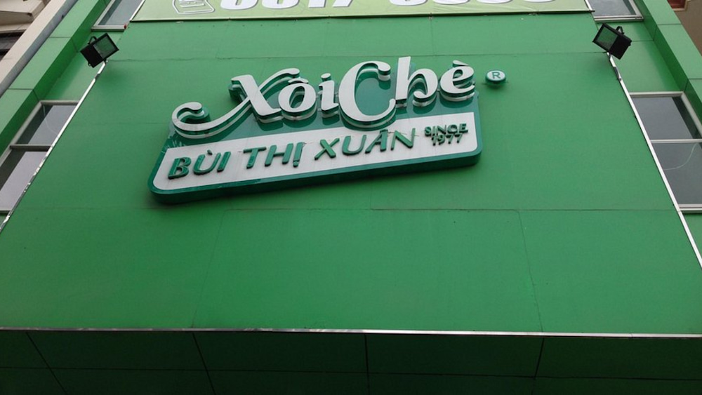 Xôi chè Bùi Thị Xuân với tông màu xanh dễ chịu, thư thái.