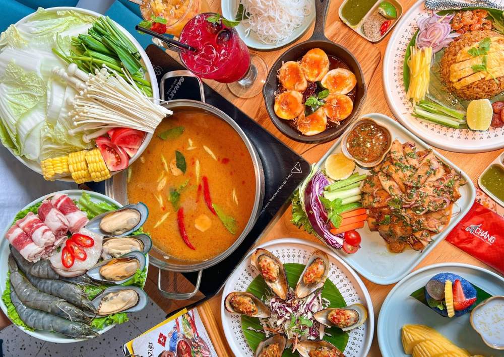 Món lẩu Tom Yum đầy đặn với hương vị chua cay đặc trưng, được bày biện đẹp mắt 