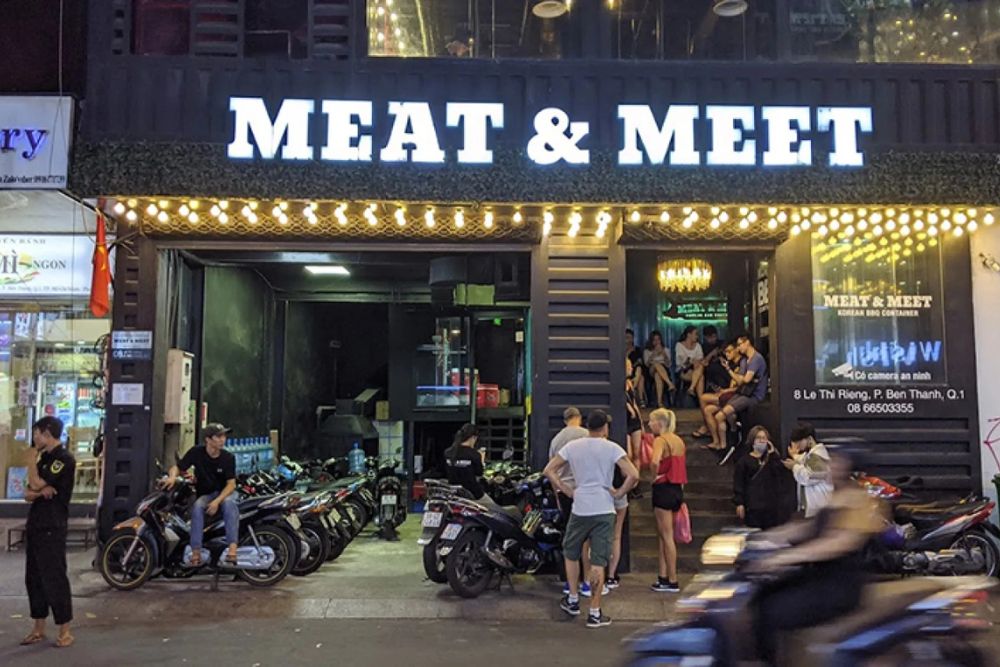 Quán Meat & Meet BBQ thu hút đông đảo giới trẻ đến thưởng thức (Ảnh: Sưu tầm Internet)